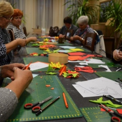Rozpoczęły się WARSZTATY Z WYRABIANIA OZDÓB TECHNIKĄ WYCINANKI LUDOWEJ